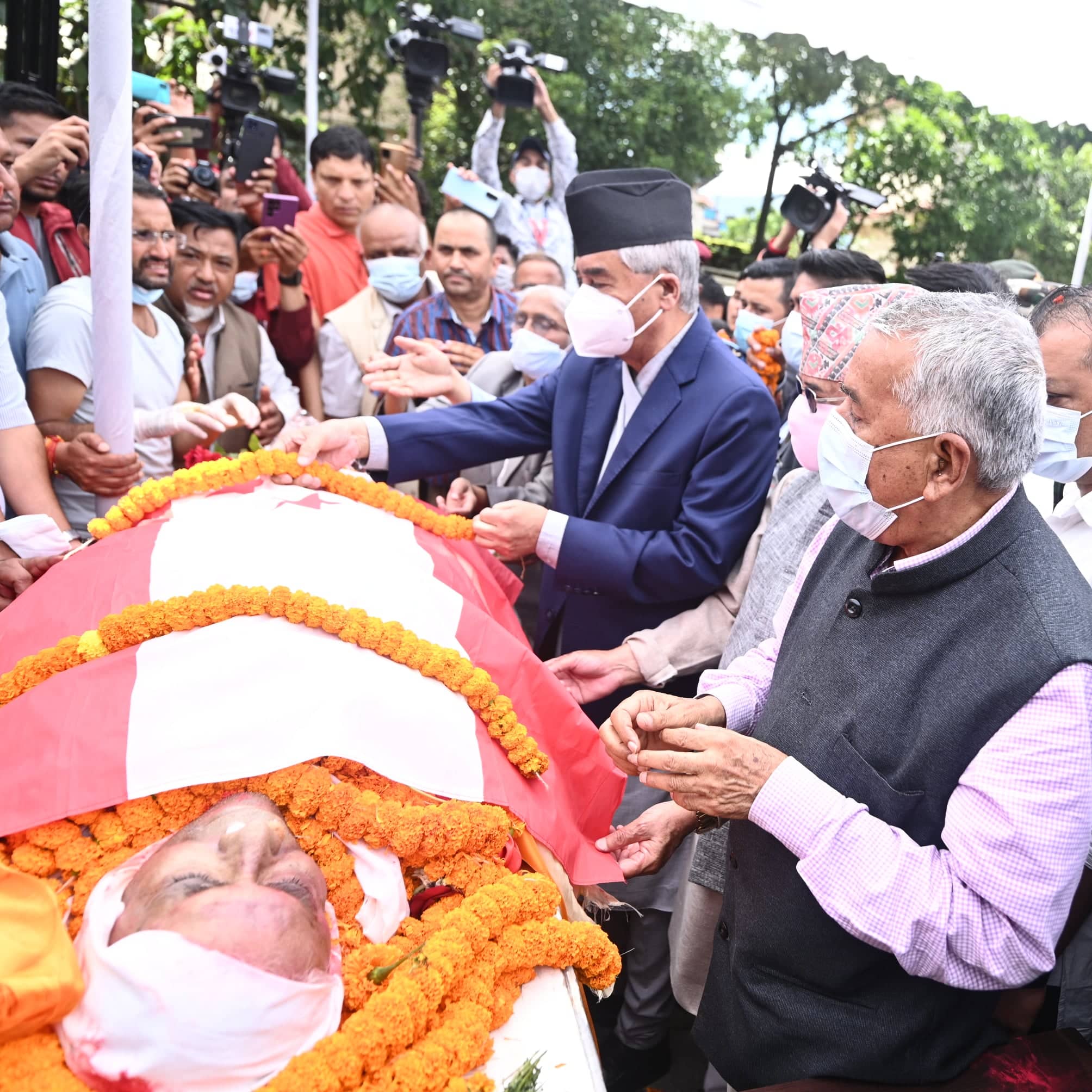 देउवा र पाैडेलले ओढाए गिरिकाे पार्थिव शरीरमा कांग्रेसकाे झण्डा (तस्वीरहरू)